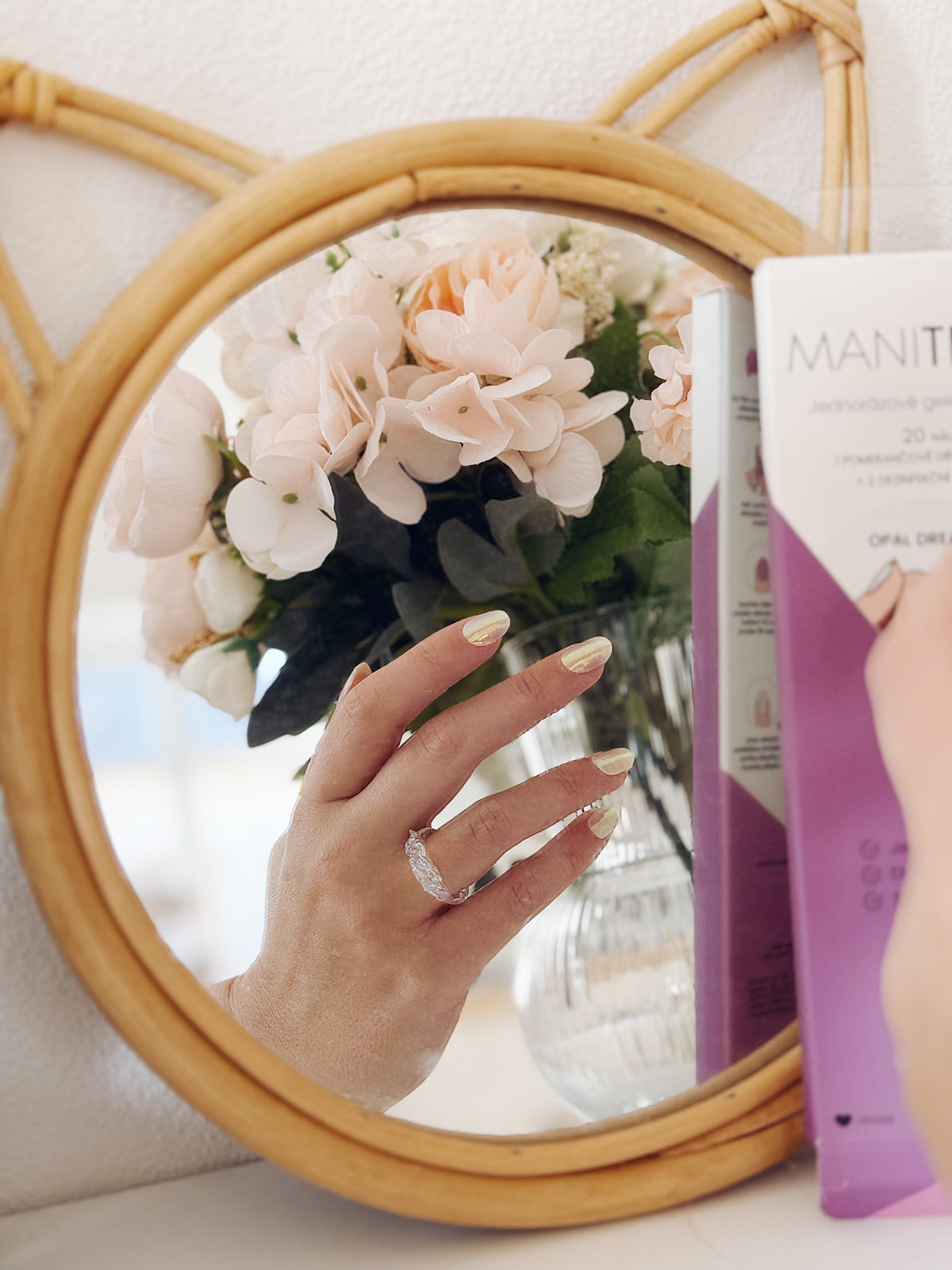 Opal Dream semi-cured gel nail strips by MANITIME – detail 3