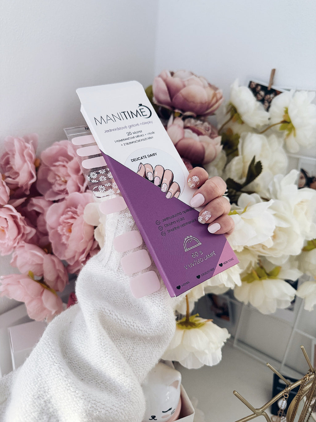 Delicate Daisy semi-cured gel nail strips by MANITIME – detail 5